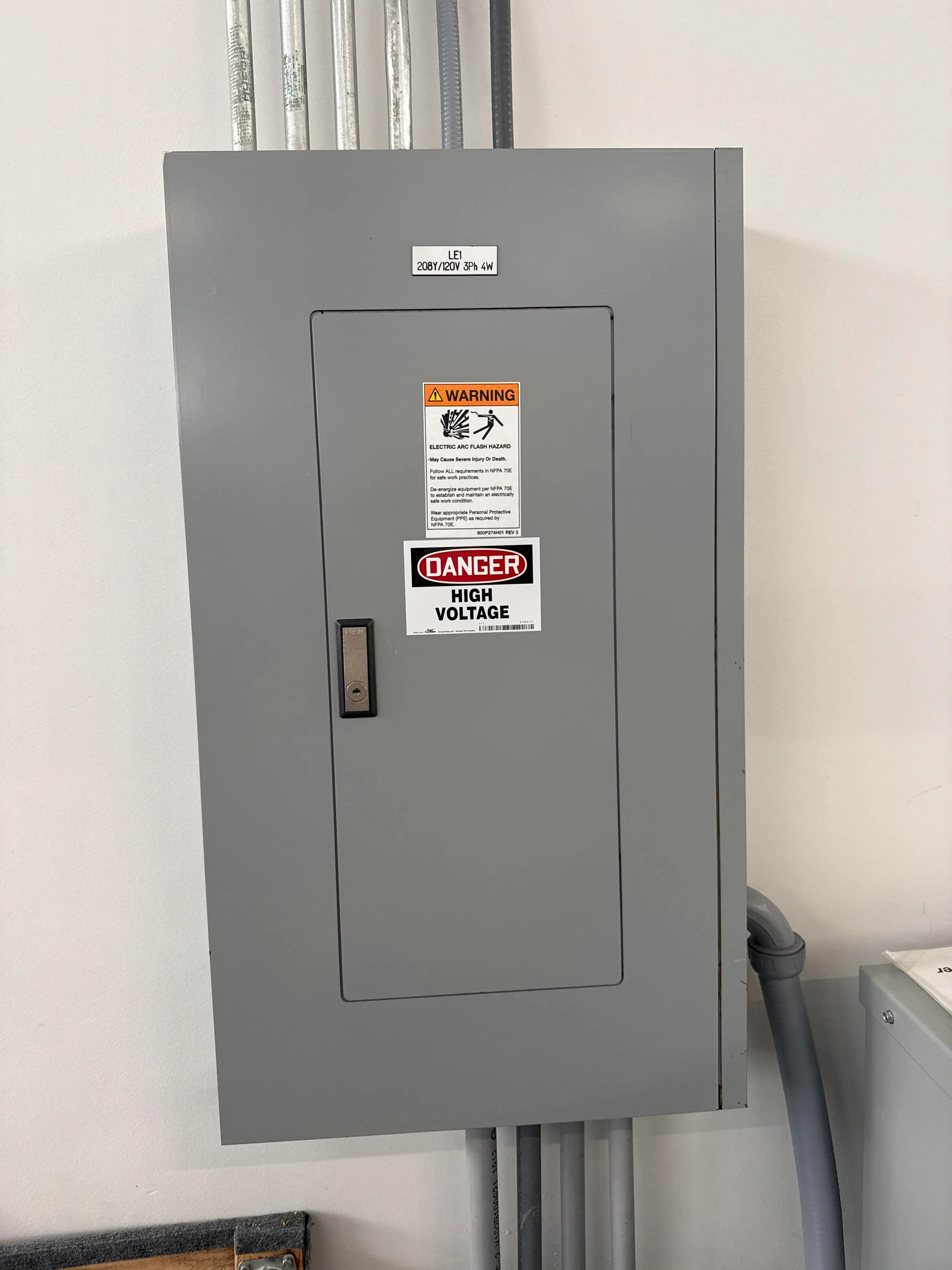 Eaton Pow R Line 208Y 120V 3PH 30 Space Panelboard Main Breaker EZB2036R